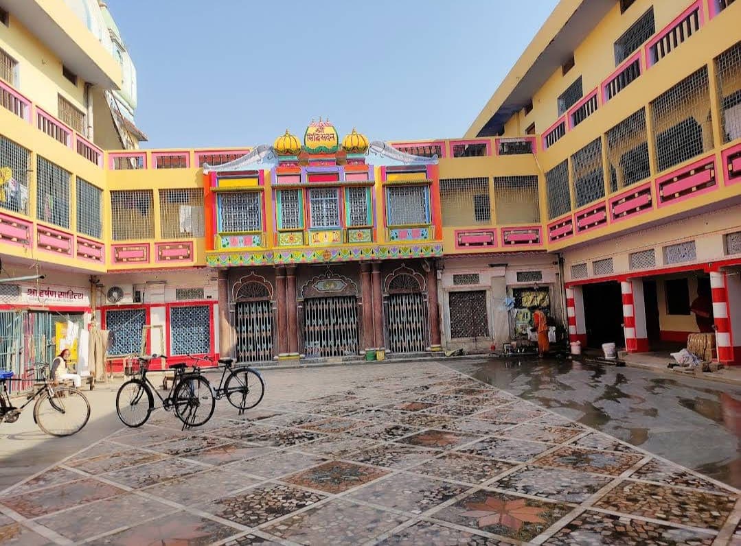 Common facilities and amenities at Sri Janki Mahal Trust - hot water, AC, 24/7 support